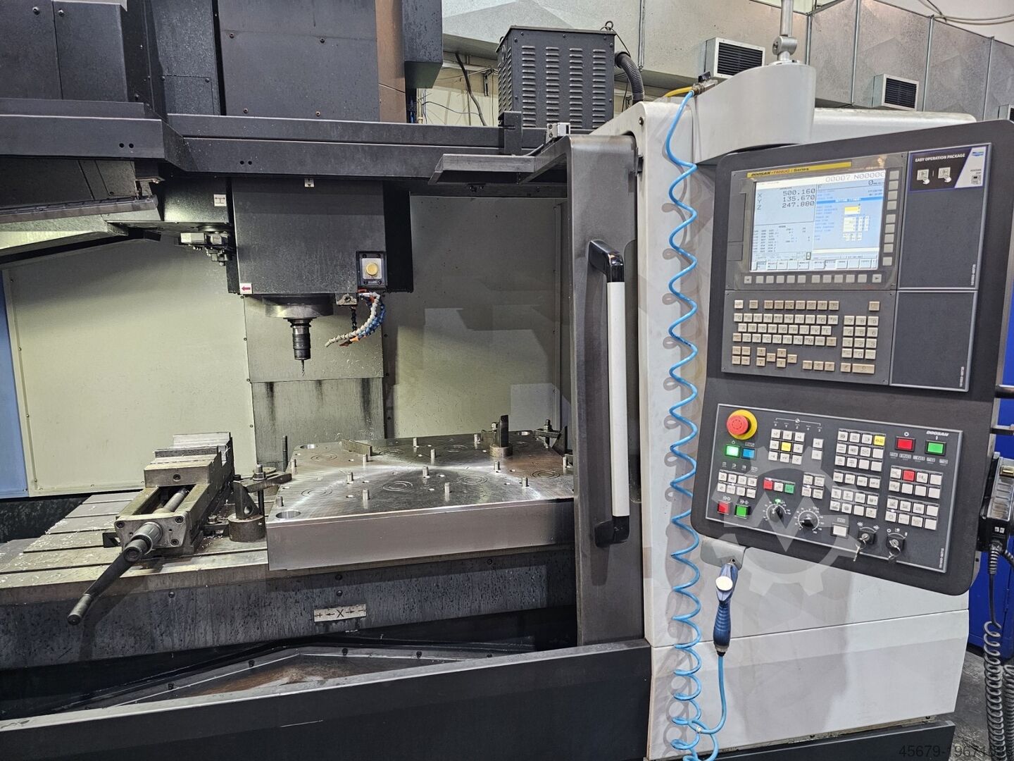▷used Vertical machining center DOOSAN DNM 6700 for sale