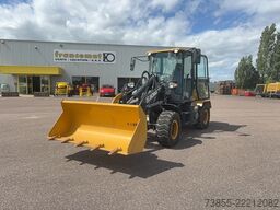 XCMG XC916E with bucket and forks