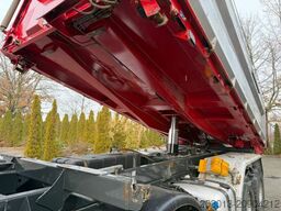 MERCEDES-BENZ Arocs 3243 8x4 Kipper Schwarzmuller Bordmatik