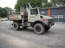 MERCEDES-BENZ Unimog U1250 mit Kran MKG 105