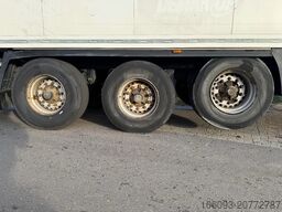 Krone 3 ass geisoleerde oplegger met laadklep