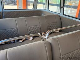 VOLKSWAGEN T 1 Samba mit Safarifenster