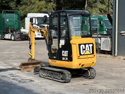 CATERPILLAR 301.7D Gummikette / 2 Löffel / Schwenkschaufel