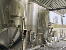 90m³ stainless steel tank with heating and a robust funnel