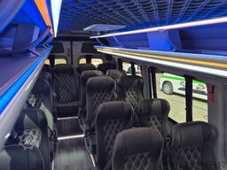 MERCEDES-BENZ 519  Allrad 4 x 4 Lagerfahrzeug Stock 20 Sitzer