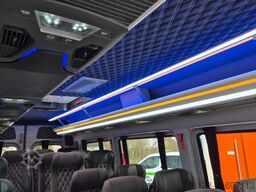 MERCEDES-BENZ 519  Allrad 4 x 4 Lagerfahrzeug Stock 20 Sitzer