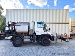 Unimog U400 mit Bitumspritze Breining + Besen