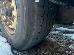 Istrail hook trailer with tipping function