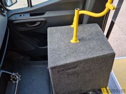 MERCEDES-BENZ 2 x Lagerfahrzeug Bürgerbus Niederflur 9 Sitze