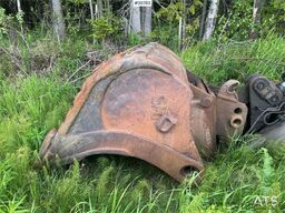 Volvo EC230B crawler excavator w/ digging bucket