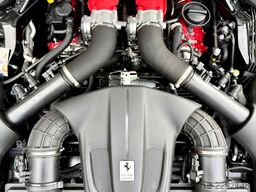 FERRARI Roma Coupe Schwarz
