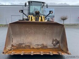 New Holland W270B