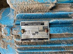 Roller conveyor with chain cross conveyor