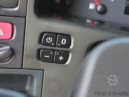 Scania P230 + thermo king + lift