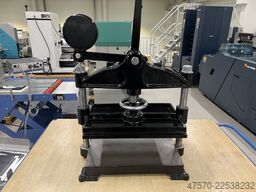 Bookbinding press with tapping block