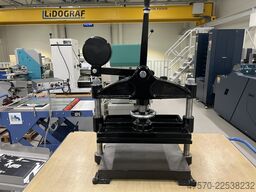 Bookbinding press with tapping block
