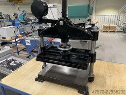Bookbinding press with tapping block