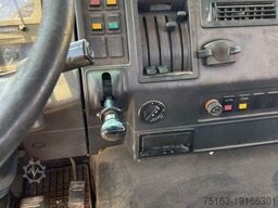 MAN F2000 27.342 6x4 Abrollkipper mit Kran