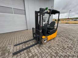 Jungheinrich EFG113 + Ladegerät 3698 (ist hinter 3699) --EK