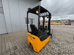 Jungheinrich EFG113 + Ladegerät 3698 (ist hinter 3699) --EK