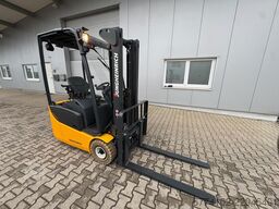Jungheinrich EFG113 + Ladegerät 3698 (ist hinter 3699) --EK
