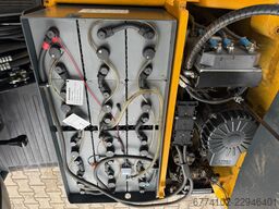 Jungheinrich EFG113 + Ladegerät 3698 (ist hinter 3699) --EK
