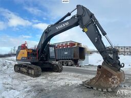 Volvo EC300EL crawler excavator w/ rototilt, cleaning an