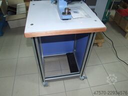 Eyeletting machine for advertising banners
