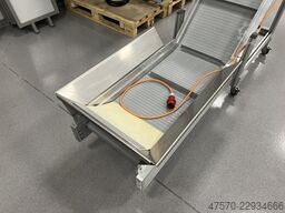 Conveyor belt for waste removal from guillotine, three-knife trimmer