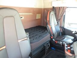 VOLVO FH 750 6x4 Globe/Ret./Tajfun Kabinenkran/Volluft