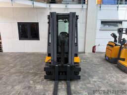 Jungheinrich DFG 425 S / 5765 Std. / Lack NEU