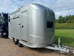 Anka Steinsberger 2 Pferdehänger mit Wohnung