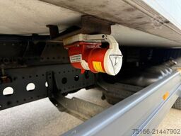 MERCEDES-BENZ ATEGO 1530 L Kühlkoffer 7,40 m LBW 2 T*AHK