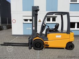 Jungheinrich EFG 550 - Zinkenverstellgerät mit 2000 mm Gabeln