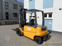 Jungheinrich EFG 550 - Zinkenverstellgerät mit 2000 mm Gabeln