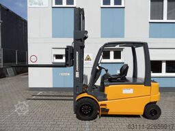 Jungheinrich EFG 550 - Zinkenverstellgerät mit 2000 mm Gabeln