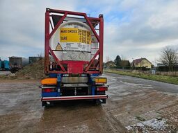 SCHMITZ CARGOBULL Tankchassis mit Tankcontainer, 424.676 KM