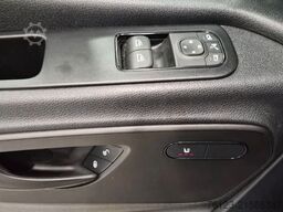 MERCEDES-BENZ 519  Allrad 4 x 4 Lagerfahrzeug Stock 20 Sitzer