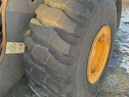 Volvo L110F wheel loader with bucket