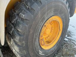 Volvo L110F wheel loader with bucket
