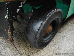 Mitsubishi FD30 Triplex + Zwillingsreifen