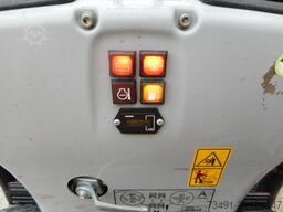 Caterpillar 300.9D mit SW + 3 Löffel