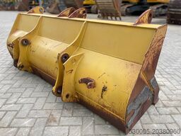 CAT Backhoe bucket