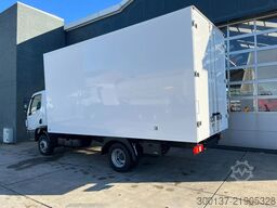 Mercedes-Benz Accelo 915 4x2 Closed Cargo Truck