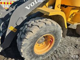 Volvo L30G Wheel Loader w/ Bucket and Forks. 2100 hours!