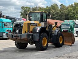 KOMATSU WA 320-7 inkl. Schaufel & Gabel