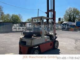 NISSAN A35 U mit Gas und Benzin