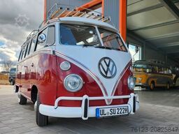 VOLKSWAGEN T 1 Samba mit Safarifenster