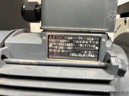 Leybold D4B