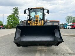 CATERPILLAR 930M Radlader mit Schaufel 2.090 BTH